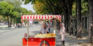 Jakie działania podejmuje magazynier w strefie składowania?